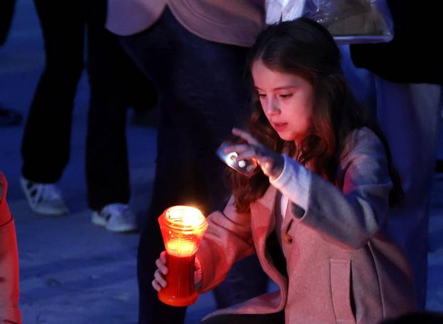 Šibenik: Na Trgu palih branitelja Domovinskog rata zapaljene su svije?e za Vukovar 