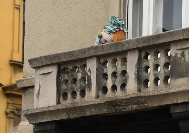Zagreb: Plišani pas s balkona podsjeća ljude na nošenje maski