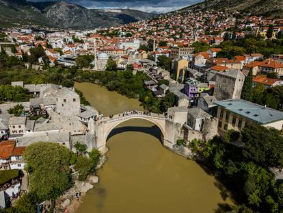 FOTO Evo kako izgleda Neretva: Smeđom rijekom pluta smeće