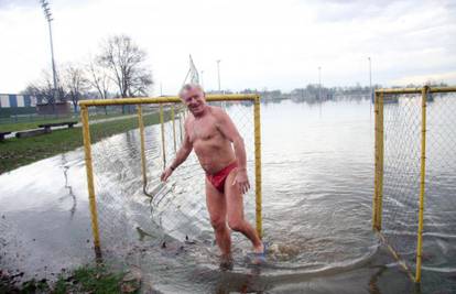 Direktor stadiona kupao se na potopljenom rezervnom terenu