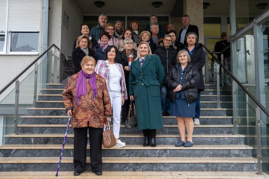 U dvorišu vukovarske bolnice, prvi puta nakon 30 godina, okupilo se medicinsko osoblje i liječnici iz 1991.