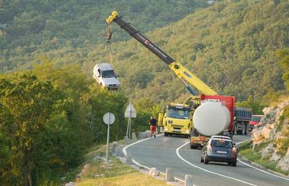 Dizalicom izvlačili Fiat koji je sletio niz padinu od 5 m