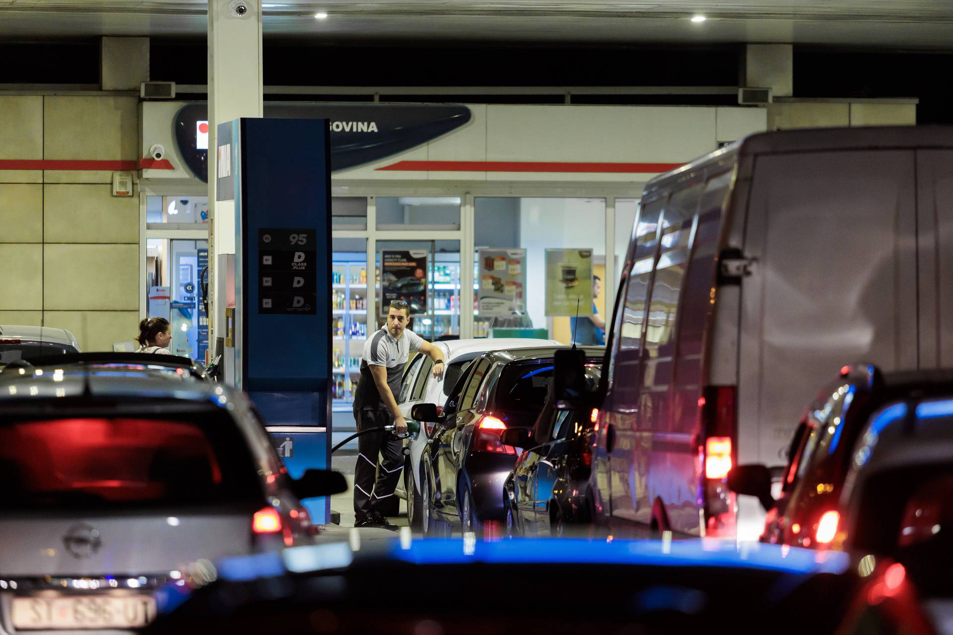 Gužve na benzinskim postajama uoči sutrašnjeg porasta cijena goriva