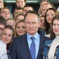 Lutrija, sniženja i kobase: Kako Putin mami Ruse na glasovanje