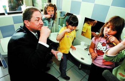 Ministar Ljubičić u vrtiću s mališanima prao zube