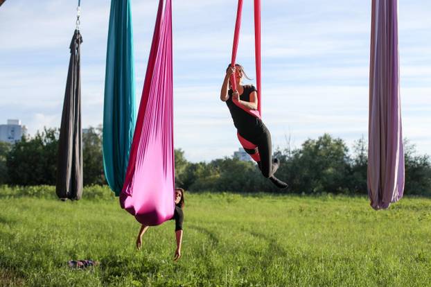 Čarobni ples na svili: Predivne siluete ispod mosta Mladosti