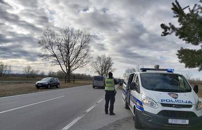 Vozač dobio srčani udar i sletio autom s ceste: Preminuo je...