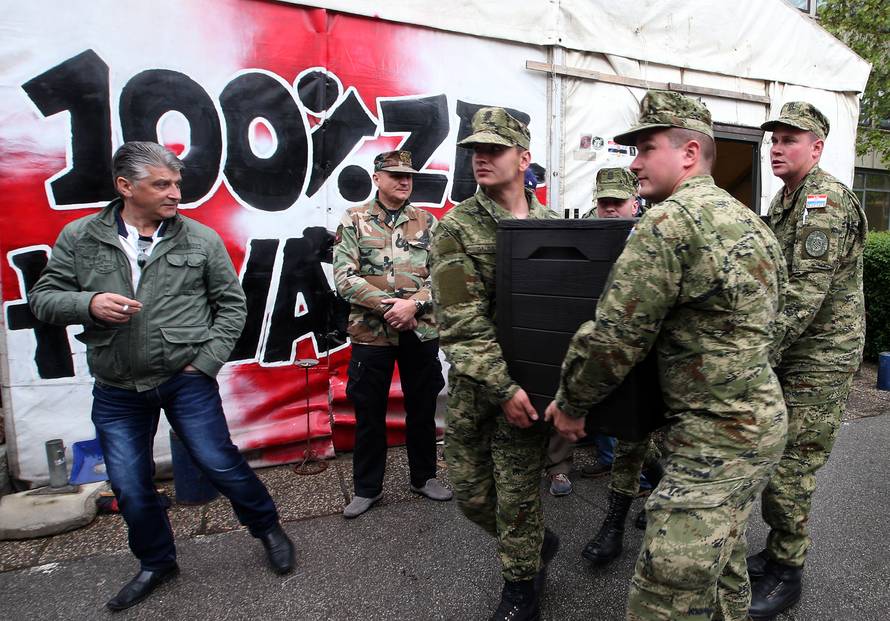 Pomaže im i vojska: Počelo je demontiranje šatora u Savskoj