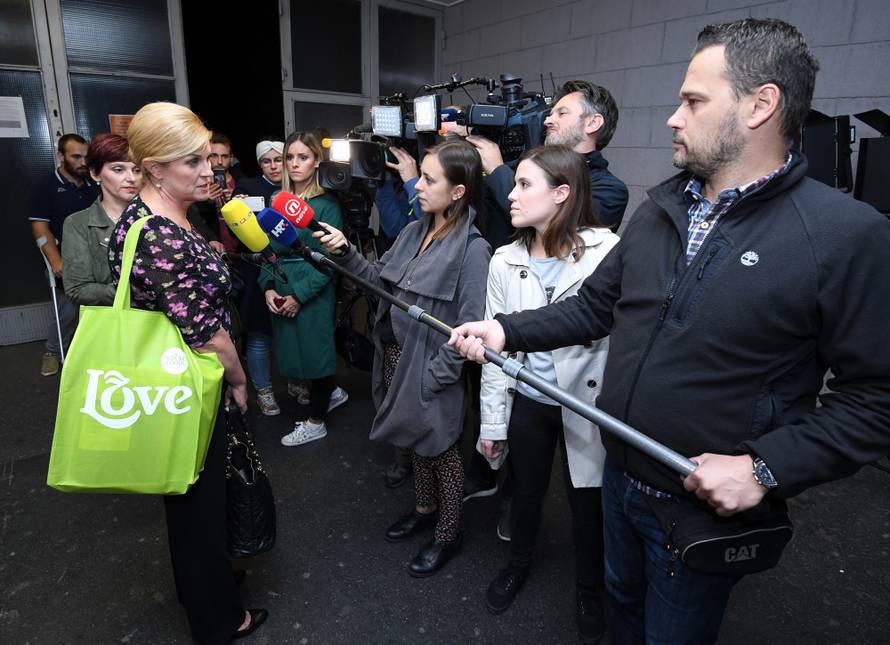 Zagreb: Predsjednica daje izjavu za medije nakon obrane nacrta doktorske teze na FPZg-u