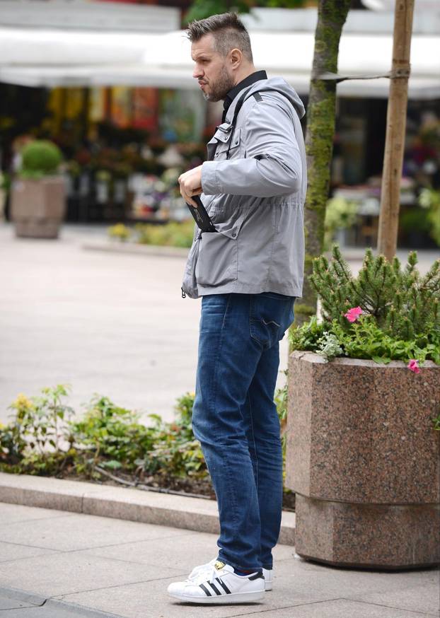 Zagreb: Narcis Mujki? s obitelji prošetao gradom