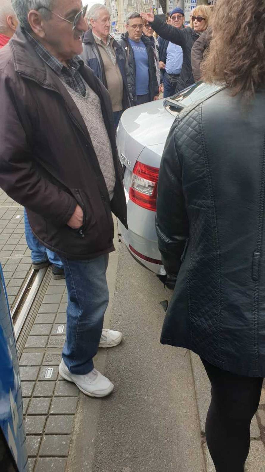 Auto blokirao tramvaje: Trojica ga maknuli, pozvali su i 'pauk'