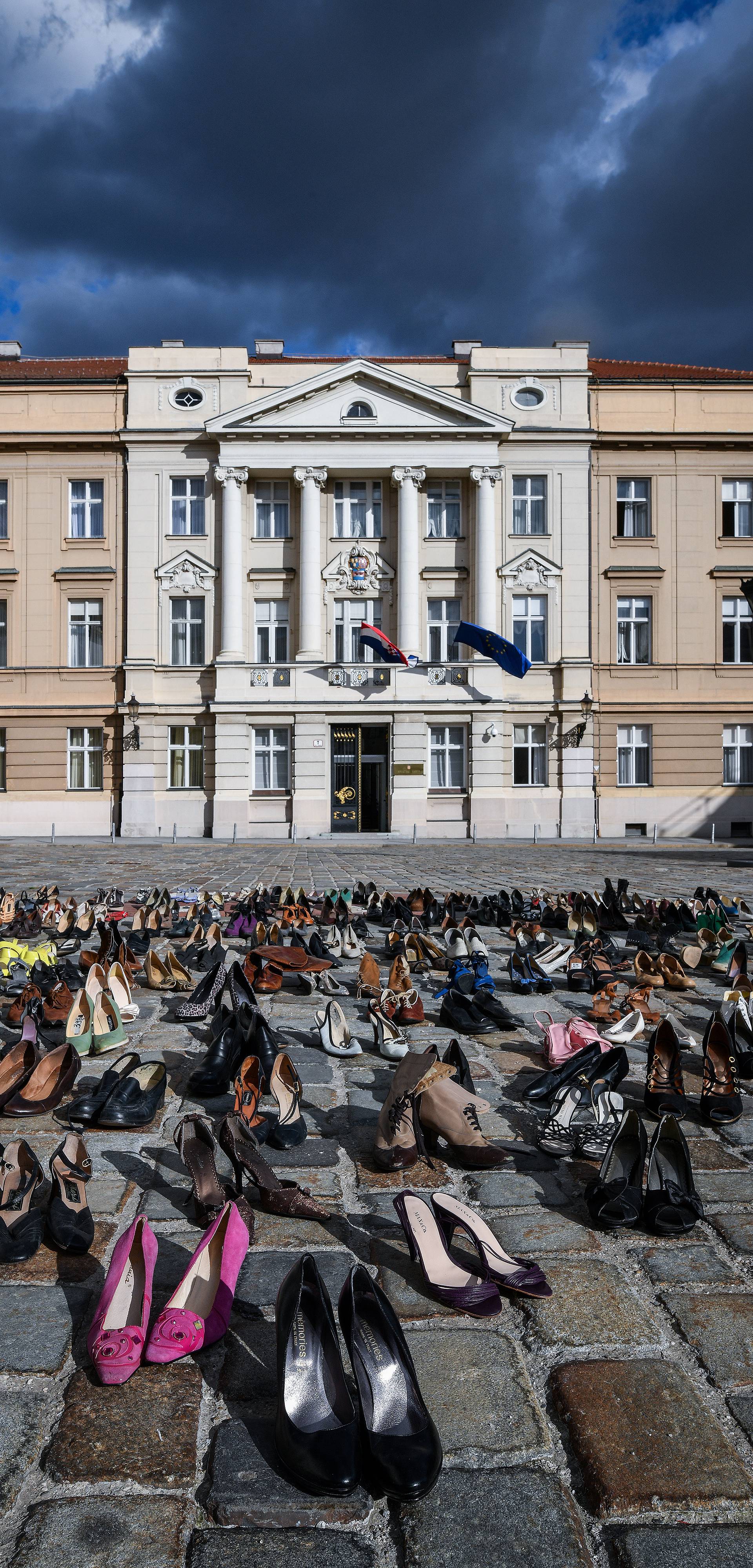 156 pari cipela, 156 ubijenih žena. Je li vam sada jasnije?