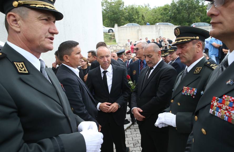 Imotska krajina oprostila se od svoga komodora Ivice Tolića