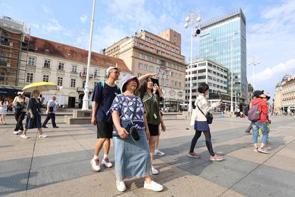 FOTO Zagreb pun turista, ne smetaju im ni paklene vrućine