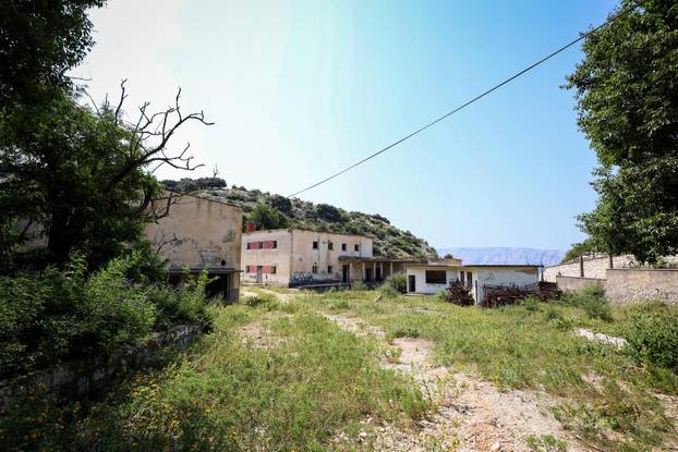 Goli otok je nekada bio zatvor za političke zatvorenike, koji je djelovao između 1949. i 1956.