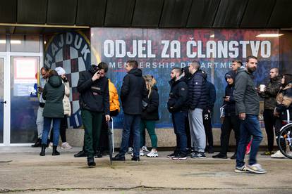 Nikad veći red za ulaznice na Poljudu, svi bi na derbi! 'Sad je -7 u Zagrebu, bit će i hladnije...'