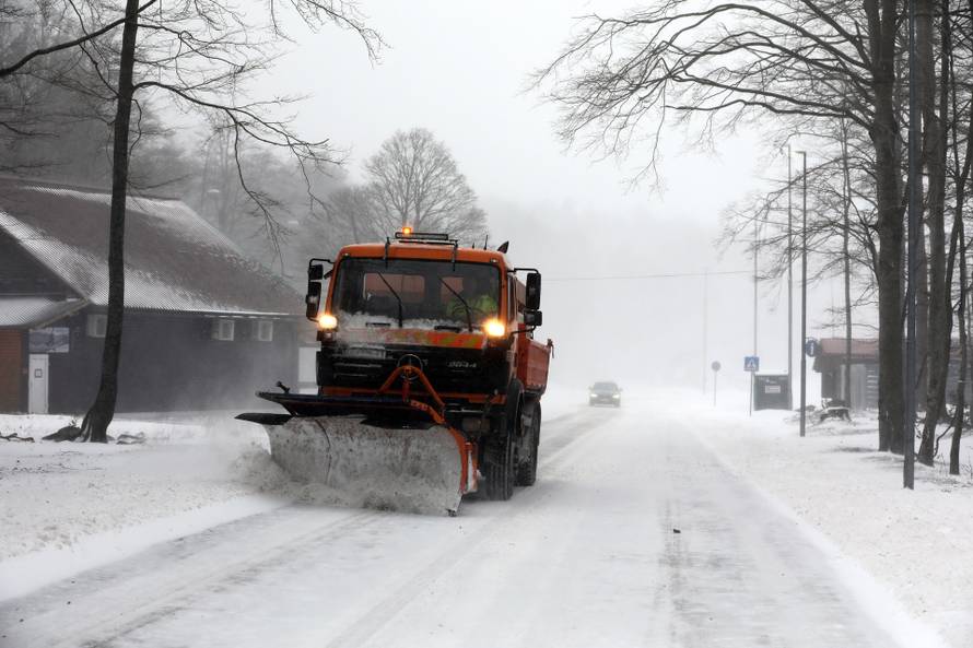 Platak: Zbog lošeg vremena malobrojnii izletnici uživaju u snijegu.