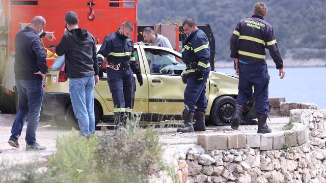 U moru kod Vinišća pronašli automobil s mrtvim tijelom