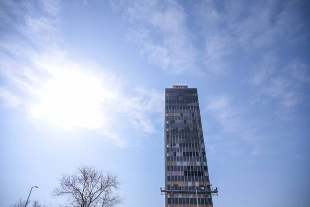 Zagreb: Postavljena dizalica na zgradu Vjesnika na kojoj traju pripreme za rušenje