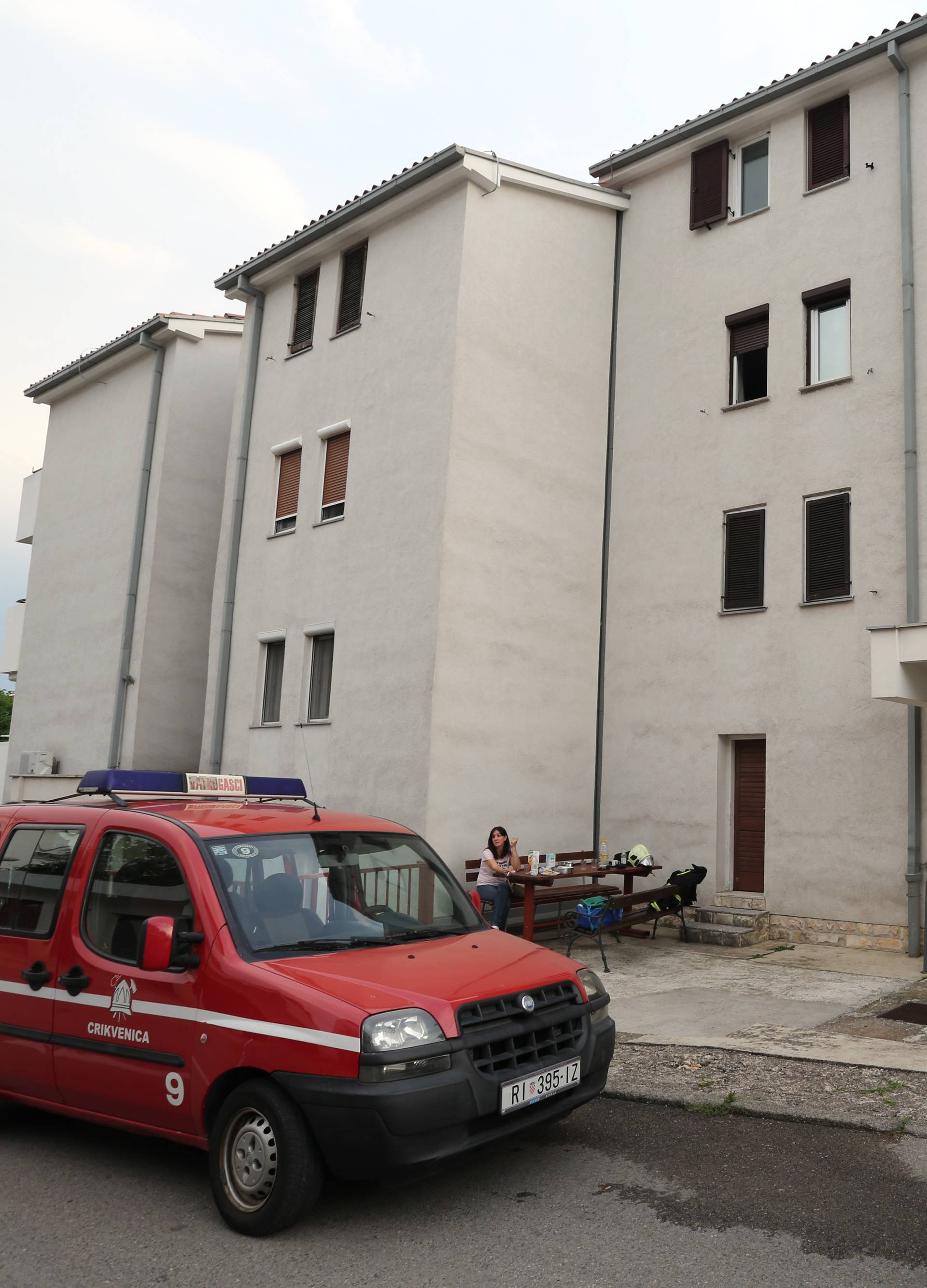 U požaru suterenskog stana u Crikvenici poginula je žena