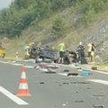 VIDEO Strašna nesreća na A1 kod Otočca: Dijelovi rasuti po cesti, dvoje ljudi je ozlijeđeno