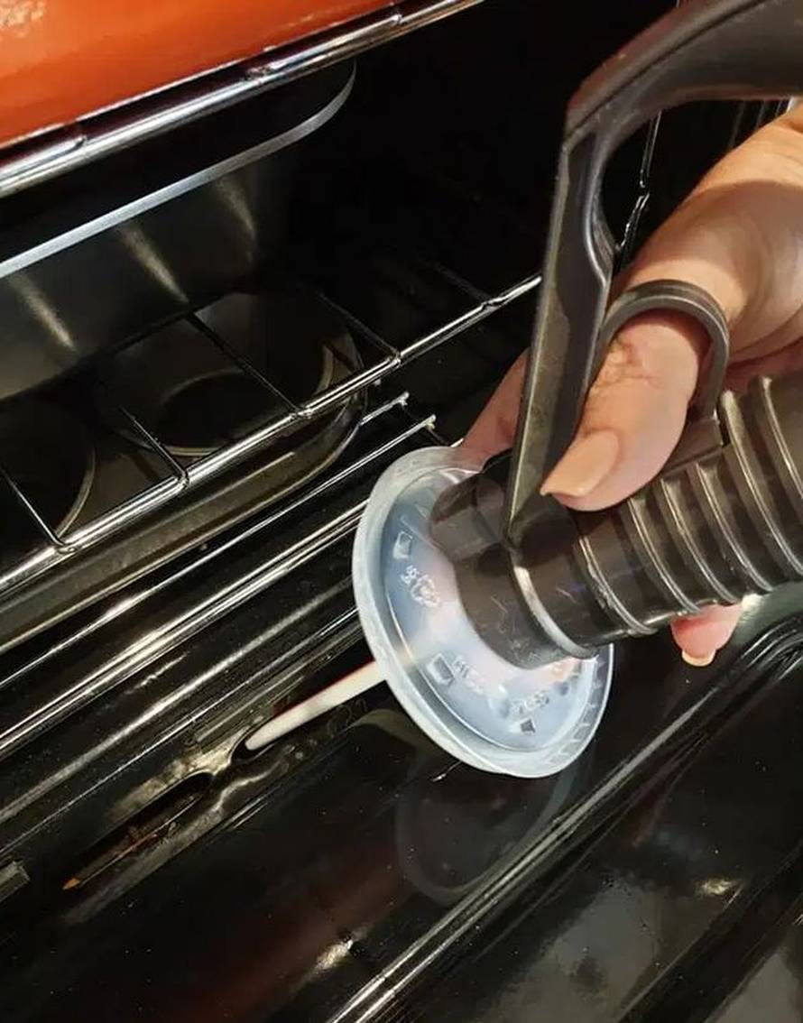 Pronašla način kako lako usisati mrvice koje su se zavukle u kutove pećnice ili u automobilu