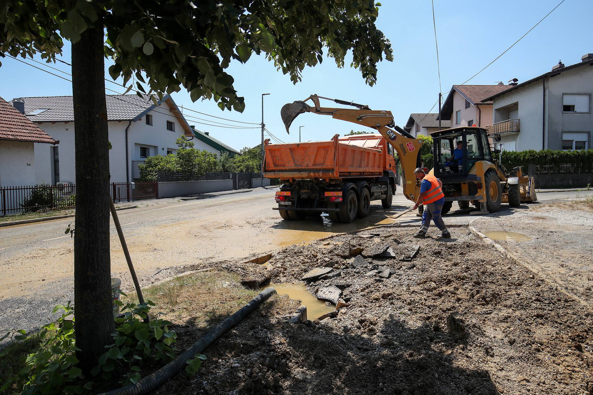 Poplava na ulicama zbog puknuća vodovodne cijevi u Zaprešiću