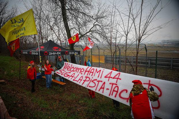 Prvi krug novog voza?a Ferrarija Lewisa Hamiltona tijekom dana testne vožnje u Fioranu