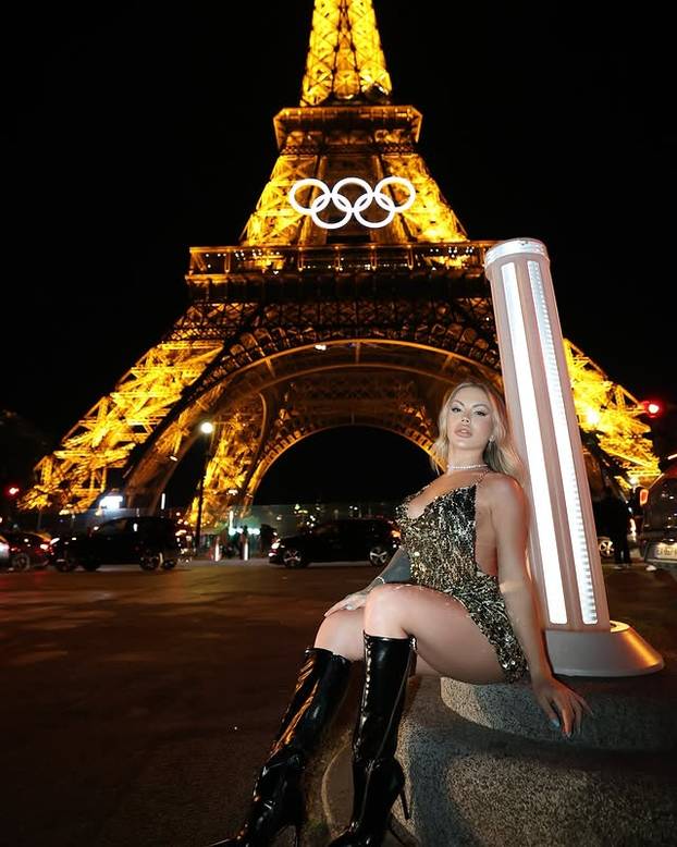 FOTO Slikala se gola na snijegu i riskirala zdravlje zbog fanova: 'Završila sam na hitnoj...'