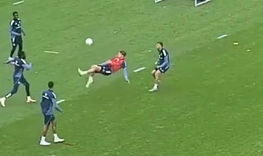 VIDEO Ima li nešto što Vušković ne može? Pogledajte majstorski gol kojim je šokirao suigrače