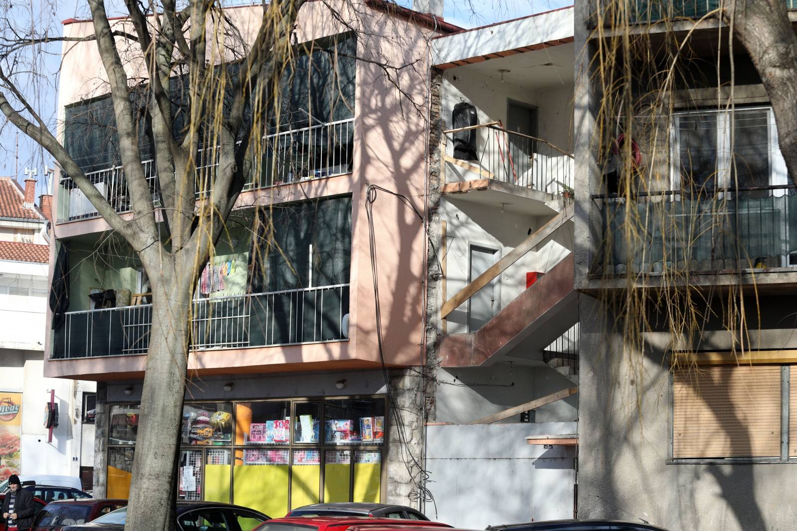 U Kninu se urušio dio stambene zgrade na trgu Oluje