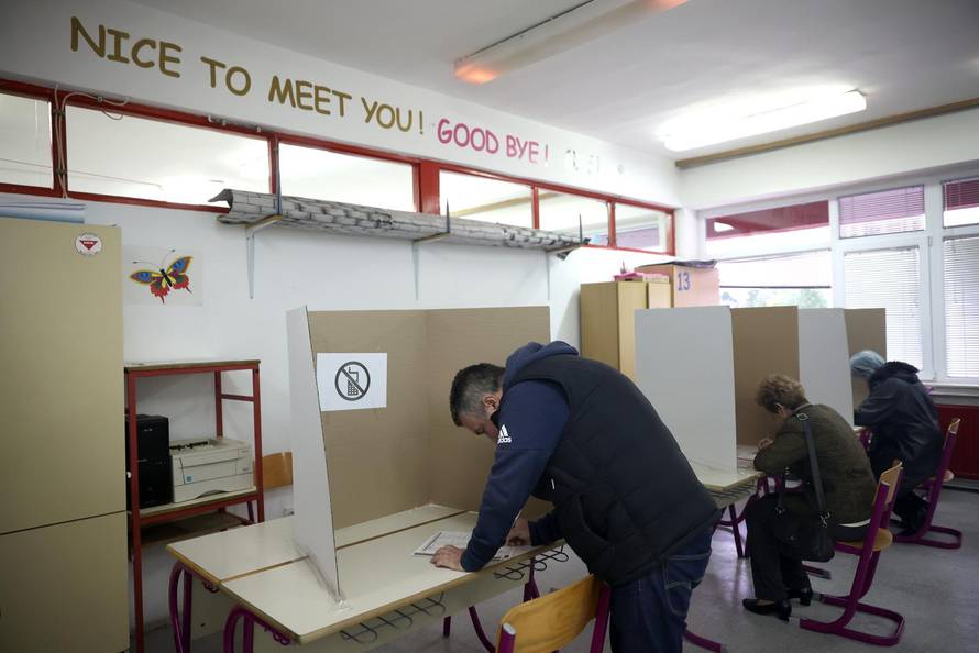 Sarajevo: Otvorena glasačka mjesta, građani izašli na izbore