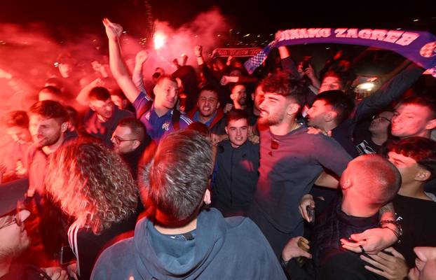 Zagreb: Navijači na Maksimiru priredili spektakularan doček igračima Dinama nakon pobjede u Rijeci