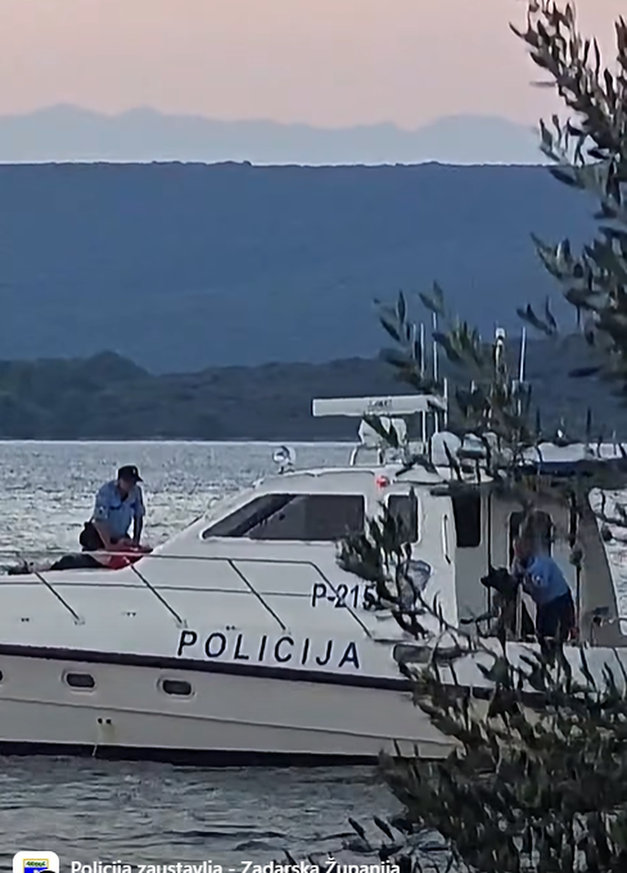 Širi se snimka na kojoj policajac s broda baca psa u more! Evo što kažu: 'Samo smo ga pustili'
