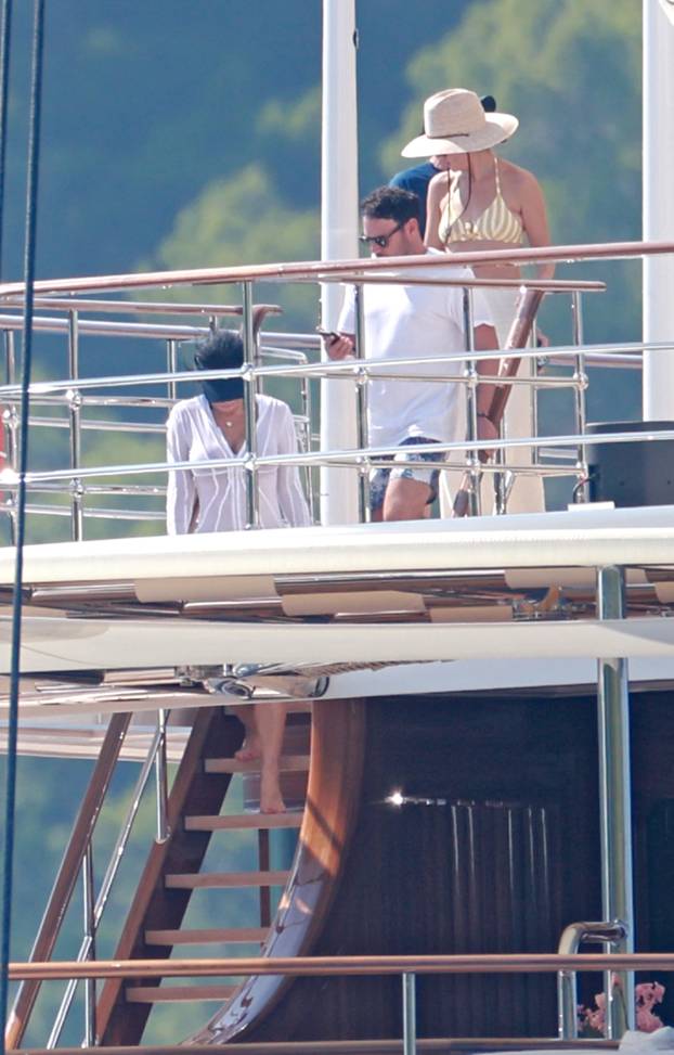 Lastovo: Poznati na jahti Jeffa Bezosa zabavljali se na palubi i u moru