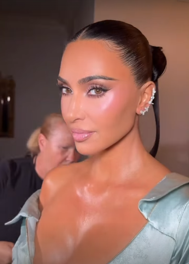 Vrući outfiti Kim Kardashian: Sve je pucalo po šavovima dok je šnajderica spašavala dekolte