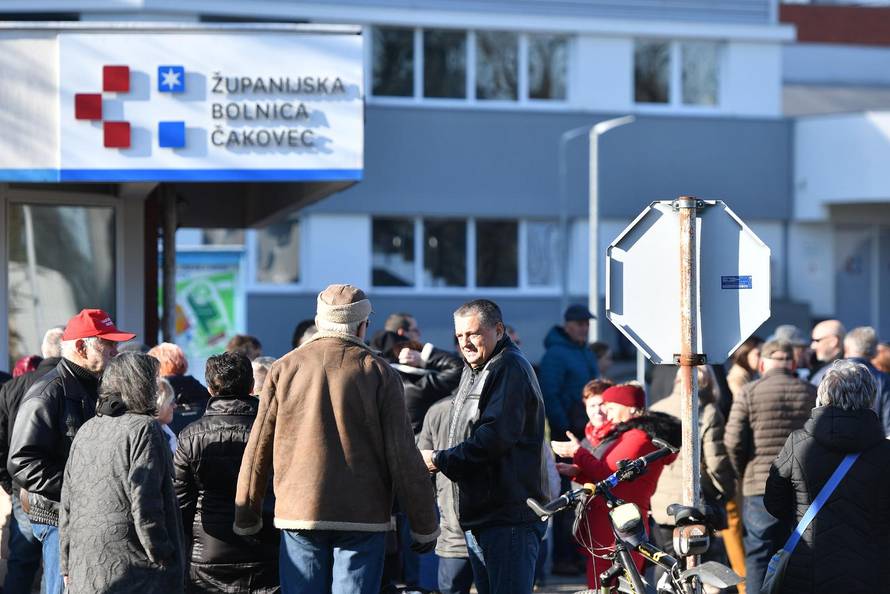 Čakovec: Građani dali podršku liječnicima, okupili se ispred bolnice