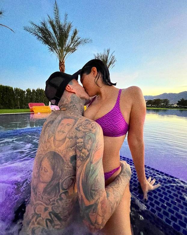 Kourtney Kardashian skinula se u srebrne tangice usred pustinje