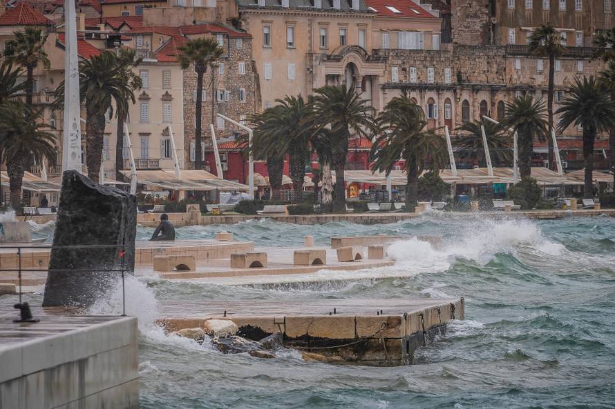 Split: Orkansko jugo potopilo rivu te stvaralo probleme u pomorskom prijevozu