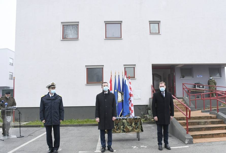 Petrinja: Banožić uručio ugovore o najmu stanova pripadnicima HV-a