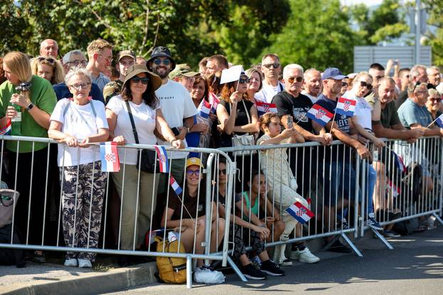 Zagreb: Građani se okupljaju duž trase vojnog mimohoda