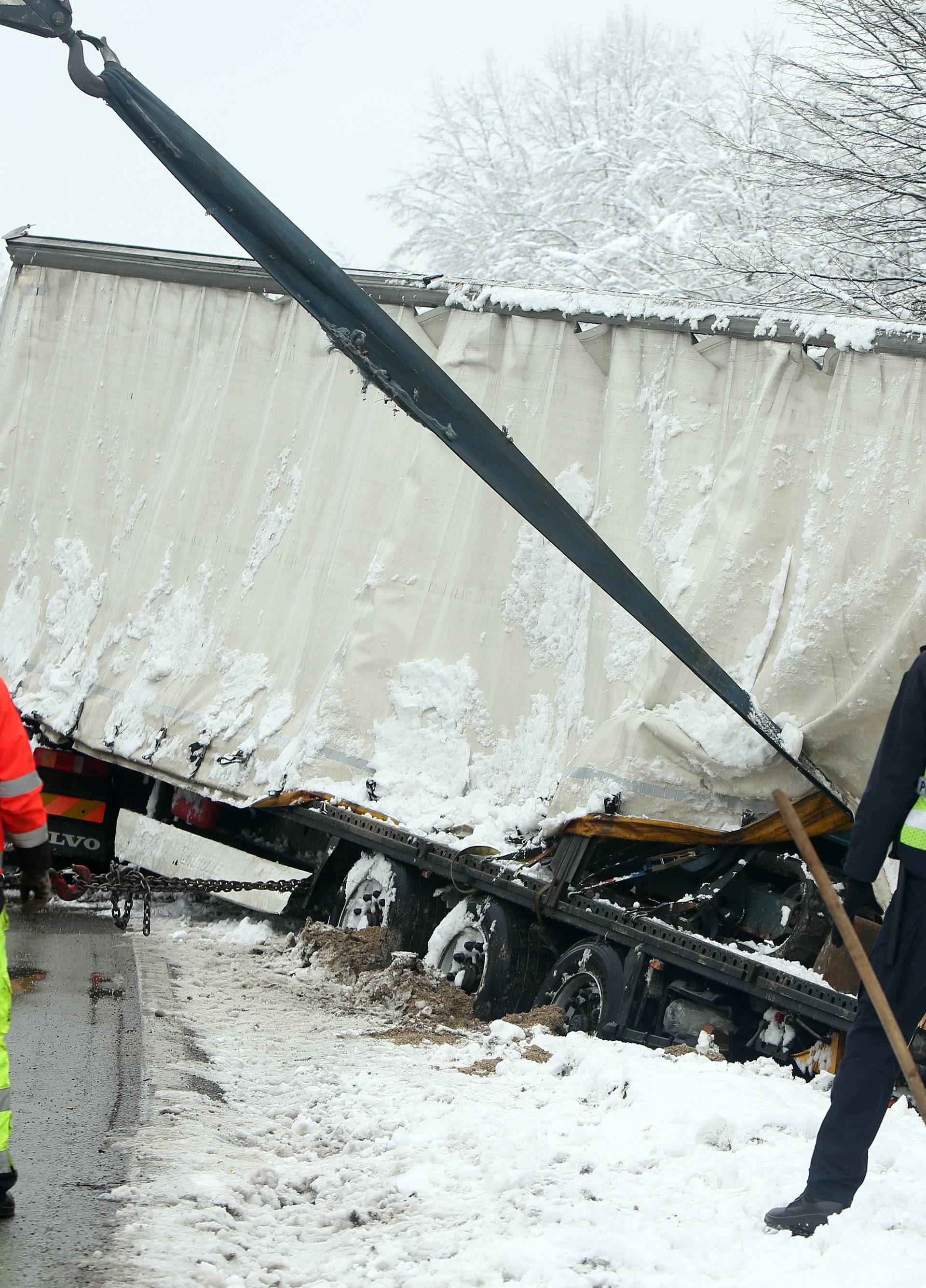 Rakovica: IzvlaÄenje kamiona s prikolicom koji je sletio se ceste prije dva dana