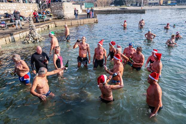 Tradicionalno novogodišnje kupanje uz šampanjac na pulskom Mornaru