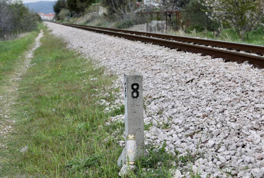 Upaljena svijeća na pruzi u Kaštel Gomilici na mjestu pogibije 17- godišnjaka