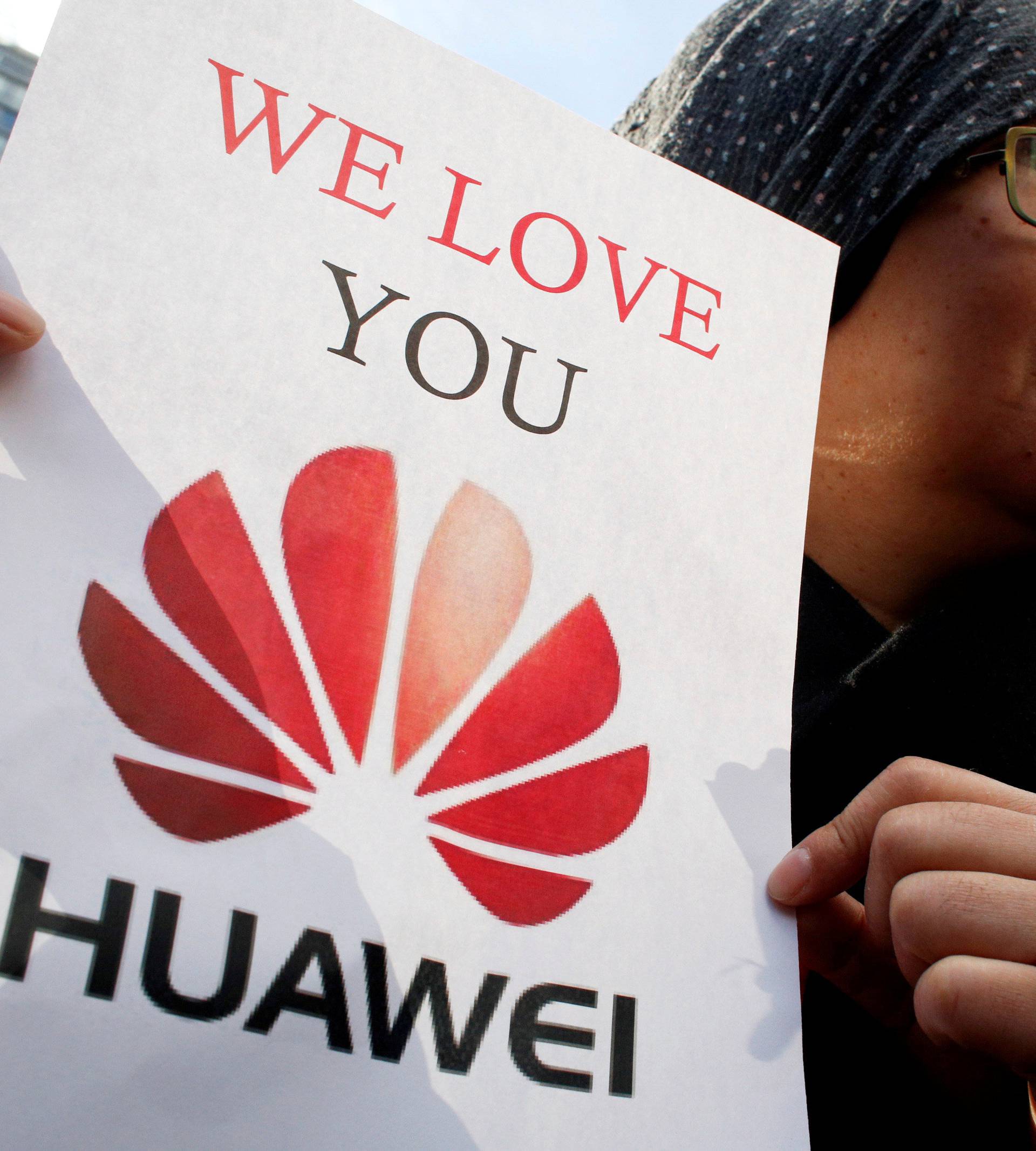 FILE PHOTO: Lisa Duan, a visitor from China, holds a sign in support of Huawei outside of the B.C. Supreme Court bail hearing of Huawei CFO Meng Wanzhou, who is being held on an extradition warrant in Vancouver