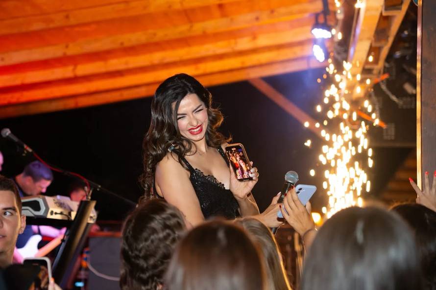 Nakon Maje i Šime, Laura došla sa svojim 'Savršenim': Uživali u pjesmama srpske pjevačice...