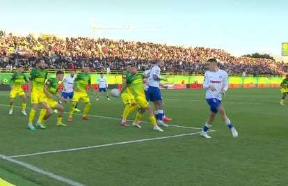 VIDEO Igrač Istre igra rukom u šesnaestercu, a suci šute. Je li Hajduk zakinut za penal u 93.?