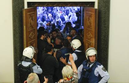 U Skoplju više od 100 ranjenih, zastupnici su skakali s galerije