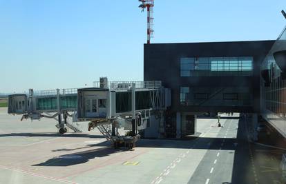 Grom udario pistu beogradskog aerodroma: Obustavljeni letovi