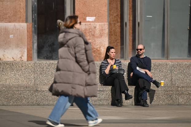 Zagreb: Sunčano i toplo vrijeme izmamilo građane na ulice
